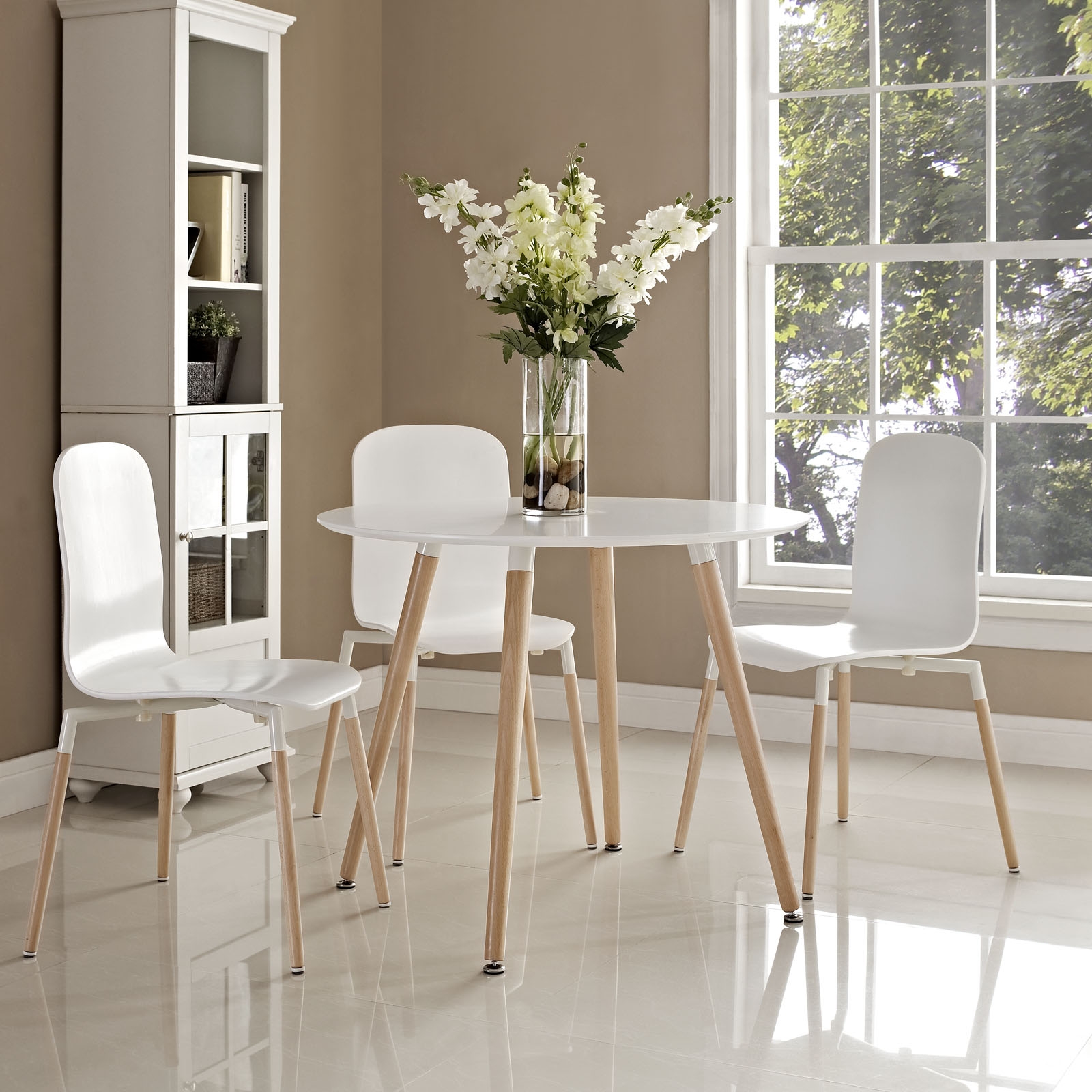 Round restaurant table environmental Round restaurant table environmental
