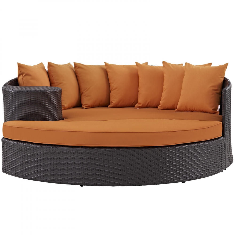 Wicker daybed front view Wicker daybed front view